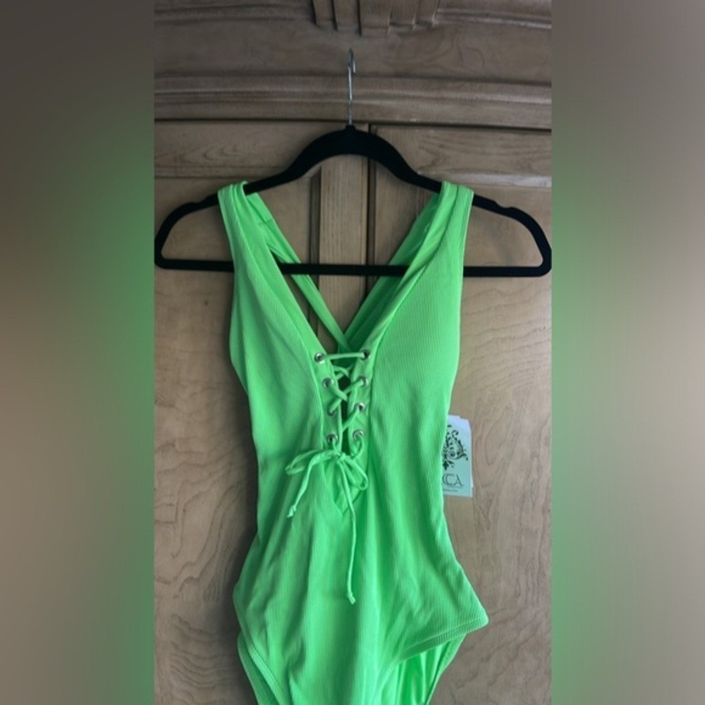 BECCA🔥 GIA MODERN EDGE PLUNGE 1P Swimsuit